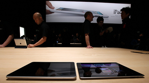 iPad 1 (left) vs iPad 2